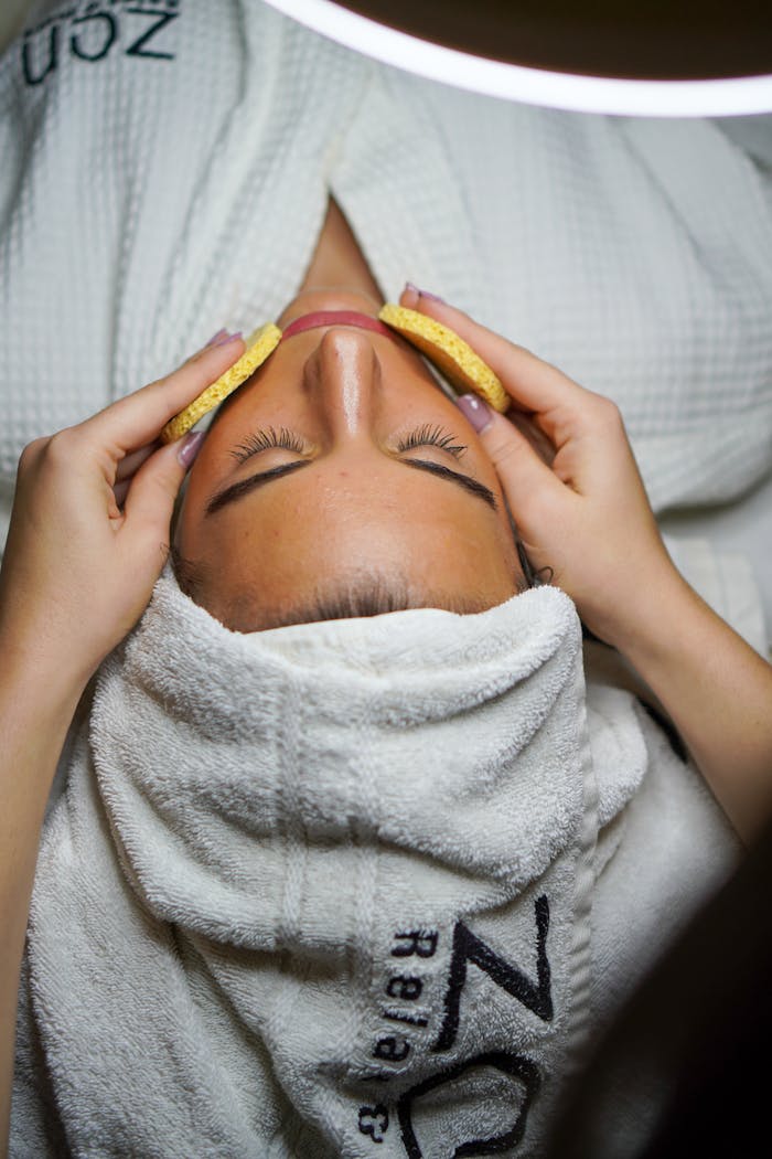 about-03 Relaxing spa treatment with facial and sponge massage in a serene environment.